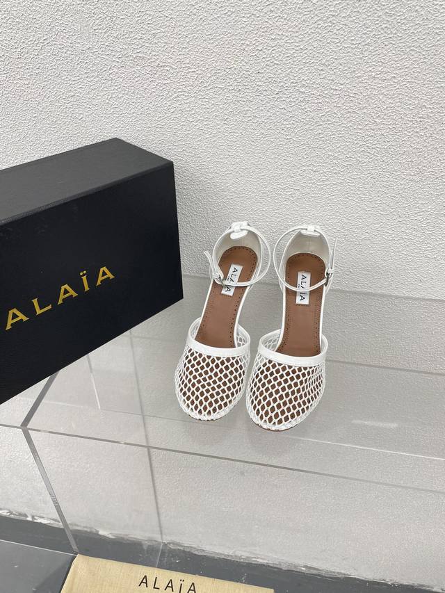 高跟网鞋 Alaia 拖鞋来自巴黎 一见倾心 白色 高级 经典 高跟网鞋 阿莱娅还有另外性感的一面 配上不同款式，不同风格都能轻松驾驭，无论牛仔裤，西装裤，还是